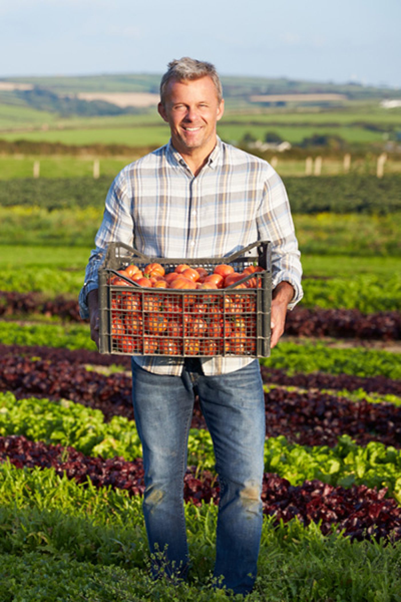 Agriculteur avec une caisse de légumes