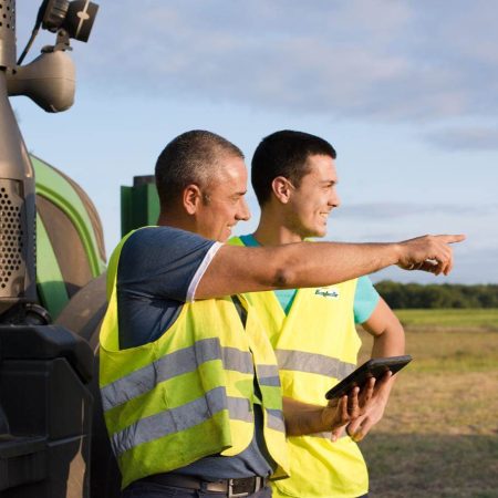 Agriculteurs échangent dans un champ