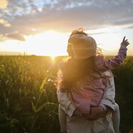 Un enfant et un adulte dans un champ