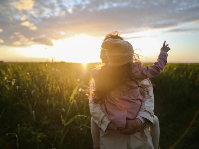 Un enfant et un adulte dans un champ