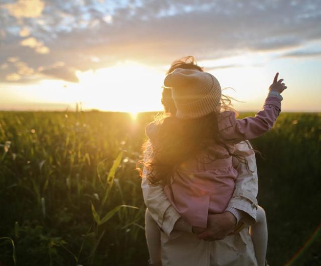 Un enfant et un adulte dans un champ