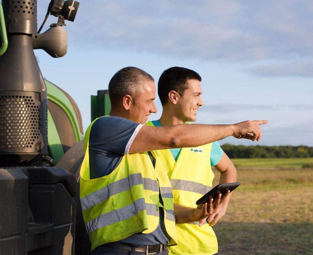 Deux agriculteurs en discussion dans un champ