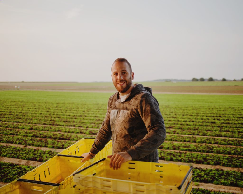 Agriculteur préparant ses caisses pour la récolte