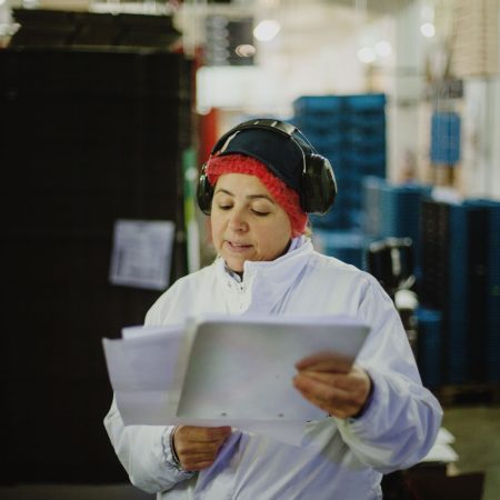 Femme en tenue de travail