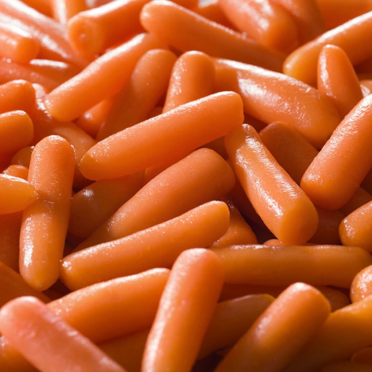 Gros plan sur des petites carottes cuites